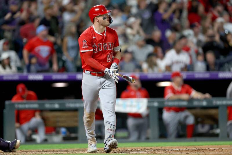 MLB》恭喜！「神鱒」超怪力485英呎全壘打 達成生涯400轟偉業（影音）