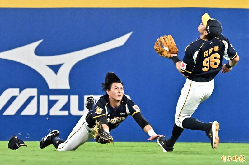 中職》岳東華美技「接了就走」 詹子賢台語調侃：很囂張（影音）