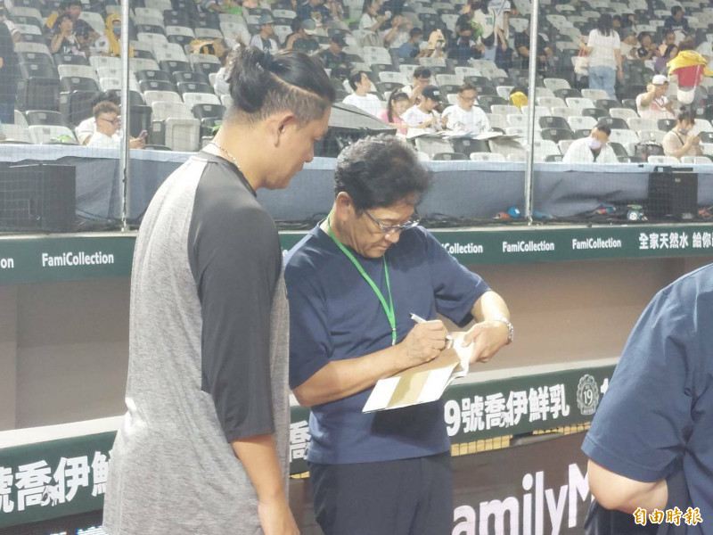中職》潘威倫化身書迷要簽名 栗山英樹坦言見識過「嘟嘟的魅力」