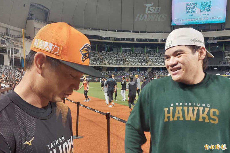 中職》張肇元拿書請求簽名 高志綱玩笑回：要交讀書心得