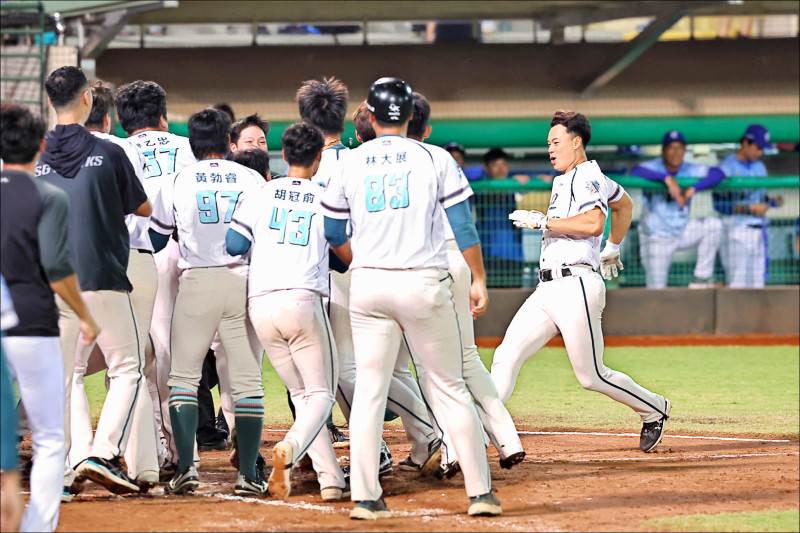 藍寅倫代打再見轟 鷹悍二軍今殊死戰