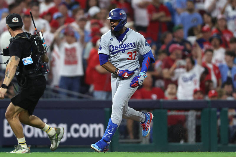 MLB季後賽》道歉野球！守備「慢跑」遭批評 道奇西語老師逆轉3分砲贖罪