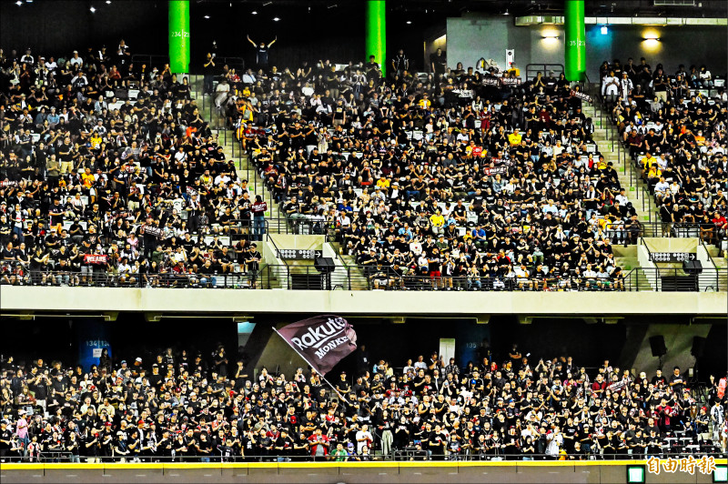 數千黑衫應「猿」團 聲浪震撼平野