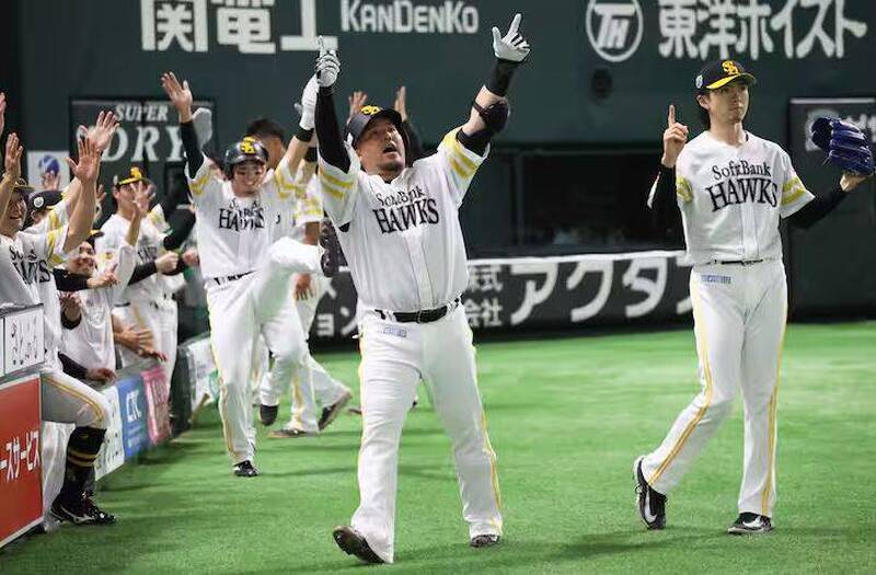 日本大賽》山川穗高5打點、周東佑京猛敲5安 軟銀灌爆阪神虎扳平戰局