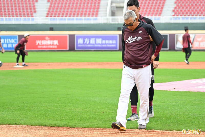 台灣大賽》場務人員奮力搶救桃園球場  古久保：「謝謝你們，辛苦了！」