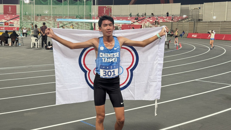 亞青運》台灣田徑小將王誠宇3000公尺狂勝銀牌中國選手21秒 快意摘金