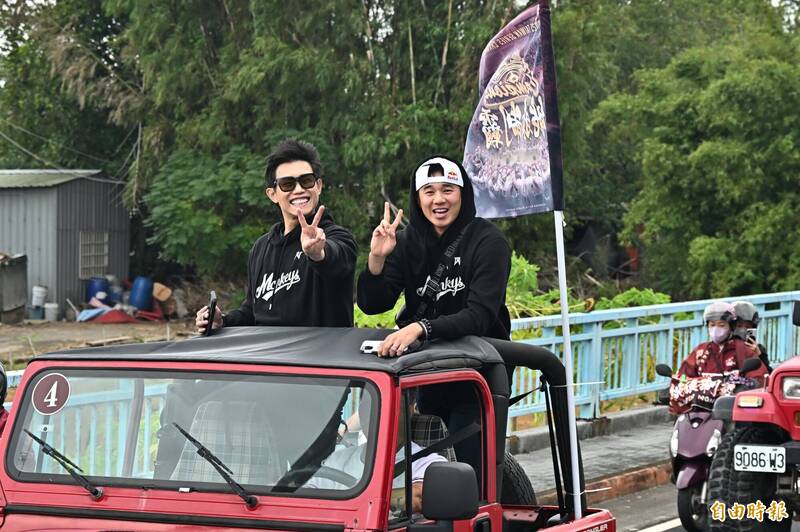 中職》陳冠宇首度參與封王遊行 全程拍照紀錄感動