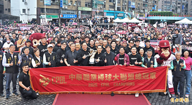 中職》樂天封王遊行慶奪冠！猿迷夾道歡迎氣氛嗨（圖輯）