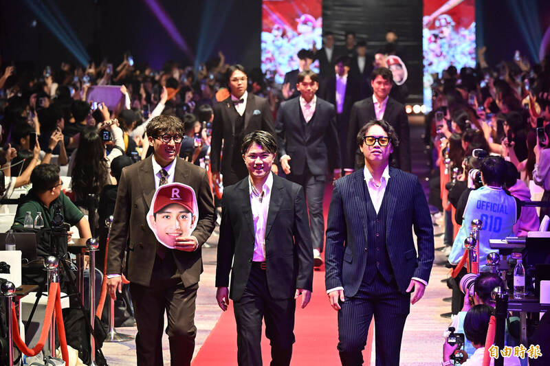 中職》新科冠軍樂天選手帥氣進場 不忘「拿著」不克出席隊友