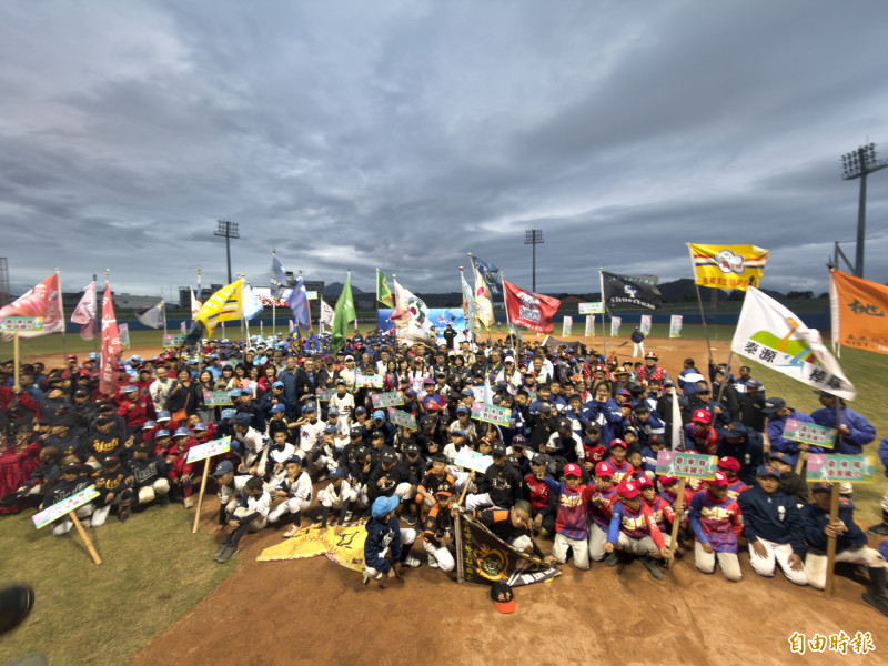 耕元盃棒球賽熱血開打全國44支隊參賽 啦啦隊賽獎品大豬一頭超另類