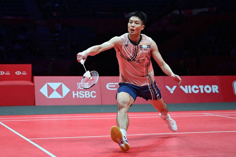 羽球年終賽》周天成比賽沒打完 對手李詩灃右腳大扭坐輪椅離場