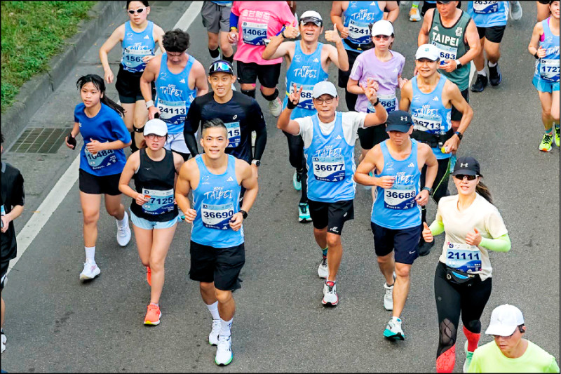 台北馬拉松》施育佐奪國內冠軍 張芷瑄封后