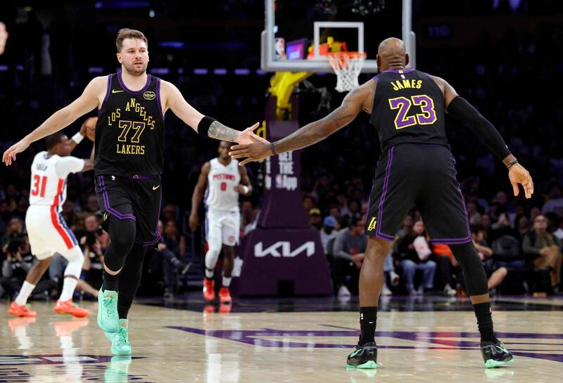 NBA》湖人慘敗！詹姆斯稱今年很少持球 寫歷史紀錄的東契奇避而不談