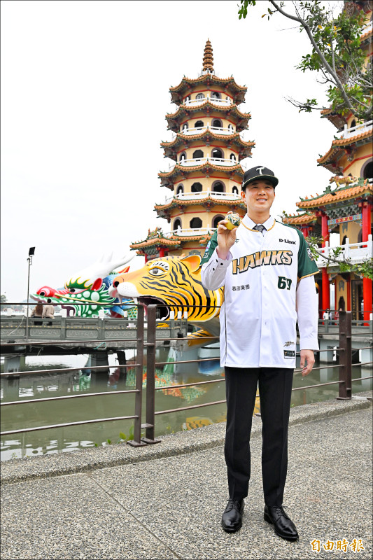 最強默契CP》黃子鵬榮耀淚 鷹袍首日就寫紀錄