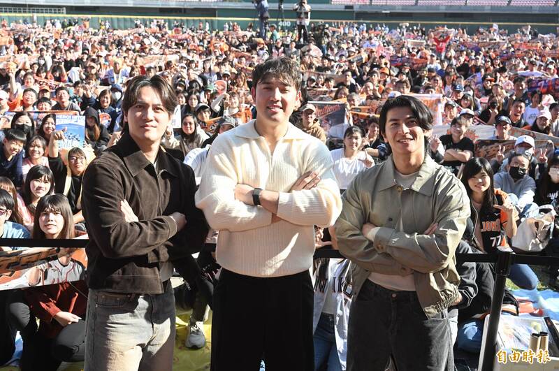 中職》「外野三鬼」在台南球場合體 陳傑憲猛爆安可笑料：「他說養樂多在大阪！」