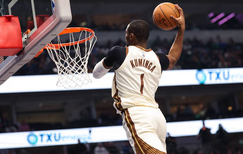 NBA》好不容易「解凍」 庫名加半場沒打完傷退