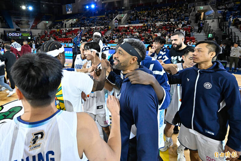 PLG》43歲林志傑第3節連續三分球 勇士打爆獵鷹終結3連敗