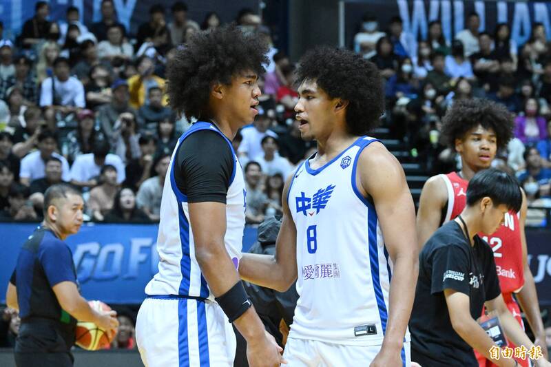 籃球》賀家兄弟對決！賀丹轟全場最高27分力壓弟賀博還帶隊逆轉