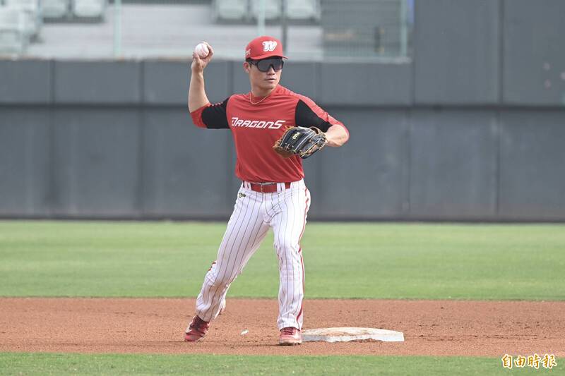 中職》去年包辦安打、盜壘雙冠王 李凱威想與味全龍簽下8年長約