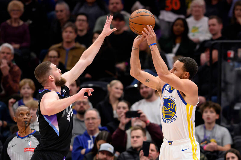 NBA》勇士得分創本季新高打爆爵士！柯瑞拿27分得分榜超車皮爾斯