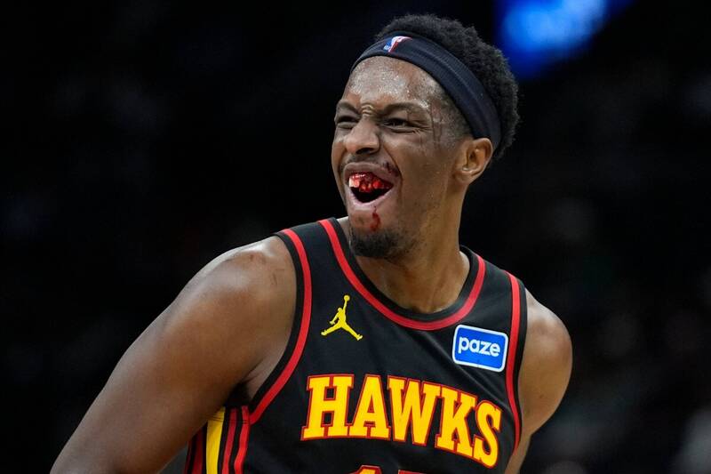 NBA》老鷹奧康古被肘擊掉1顆牙！布朗：這只是一次普通的動作