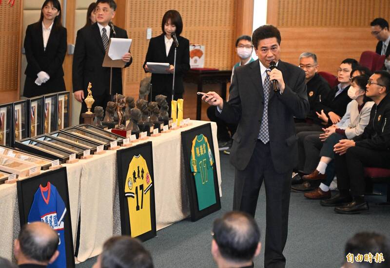 棒球》陳義信捐贈個人棒球文物給退輔會典藏