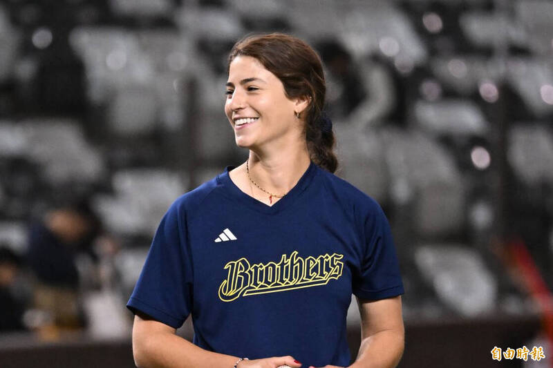 棒球》轉戰女子職棒前還有事要做 前兄弟打教莎菈對台灣球迷真情流露