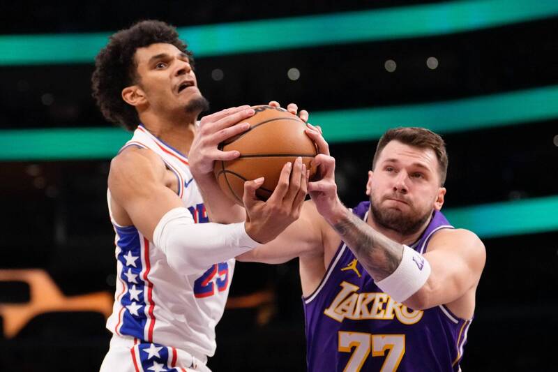 NBA》東契奇傷退、里維斯飆35分 湖人終結七六人5連勝