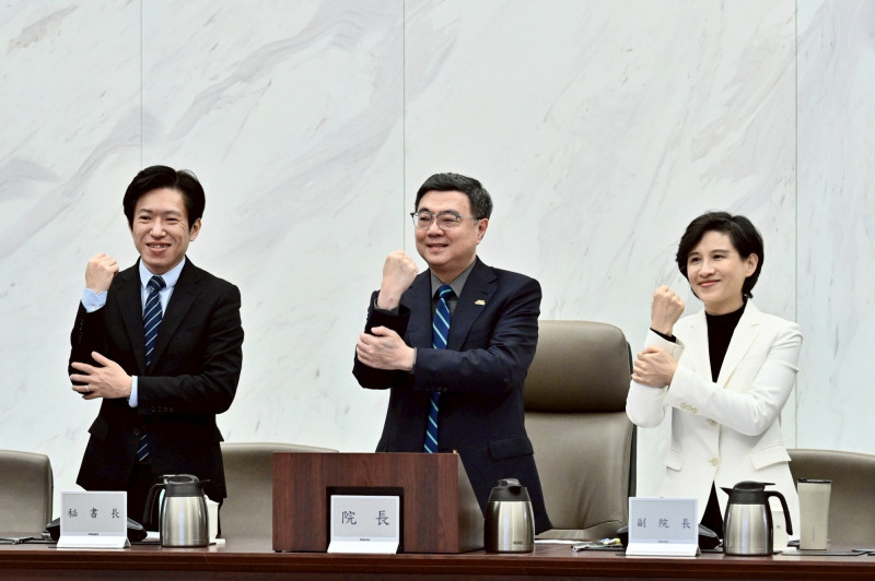 行政院會三長「抓手腕」聲援  卓榮泰：不能贏球才愛Team Taiwan