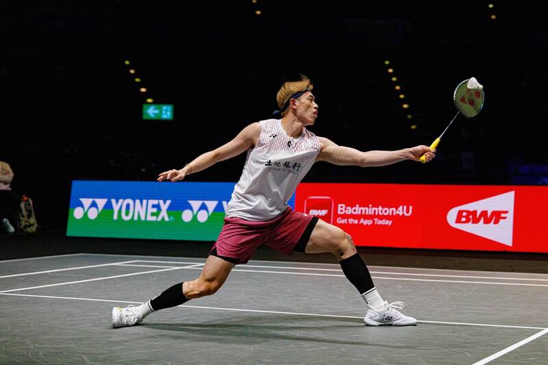 全英賽》殺球超猛！「左手重砲」林俊易復仇法國一哥 勇闖男單4強