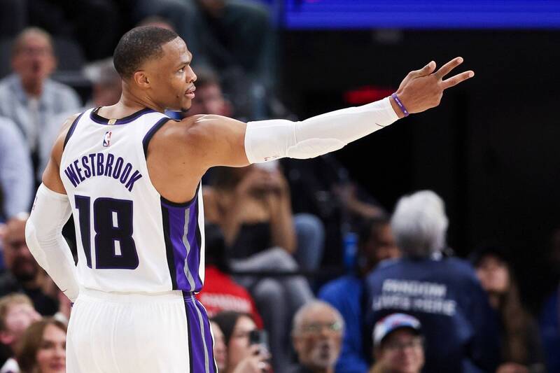 NBA》不讓小丑追上！37歲前MVP魏少上演大三元 續寫史上最強障礙