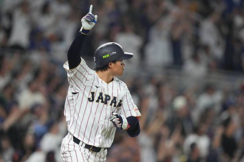 經典賽》「虎黨」男星渡邊謙開球 兩阪神戰將即有亮眼發揮