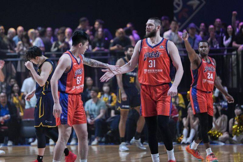 東超季後賽》「你們是我們的驕傲！」領航猿獲亞軍今返台 機長廣播打氣（影音）