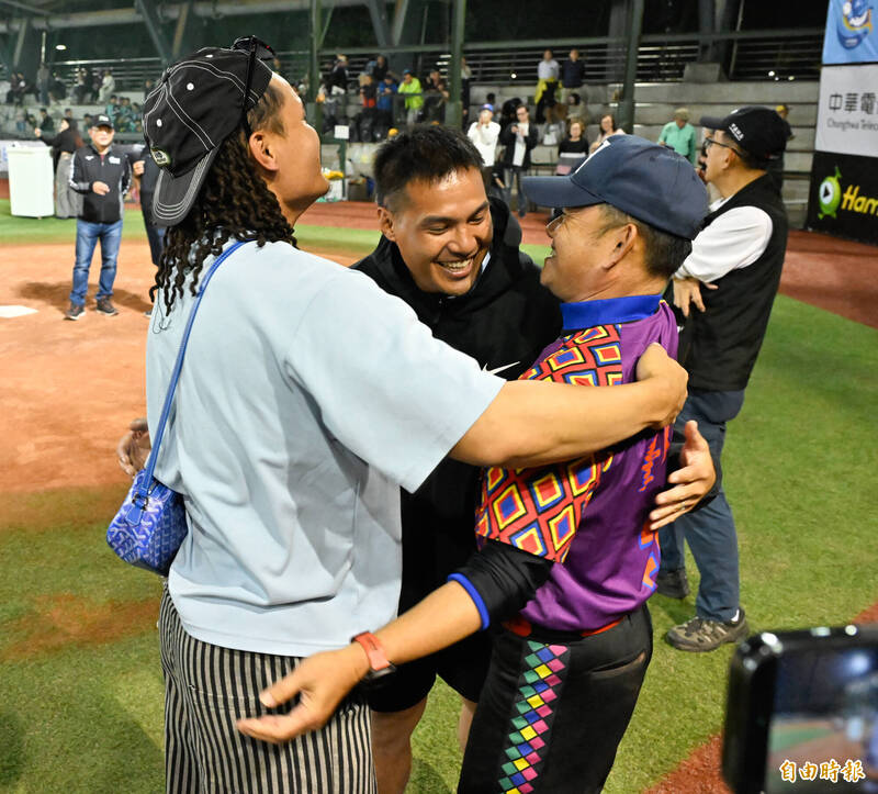 謝國城盃》到場見證「方校長」圓夢  張育成與恩師緊緊相擁