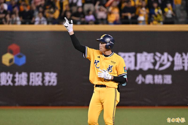 中職》連續3安、滿壘保送 兄弟先追平後超前！
