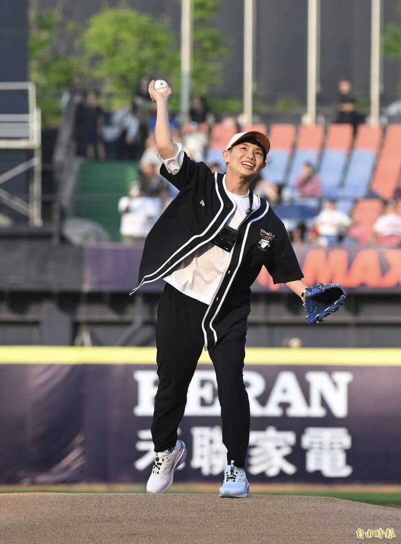 中職》戴資穎退休後首次開球 平野惠一曝國小有練過羽球