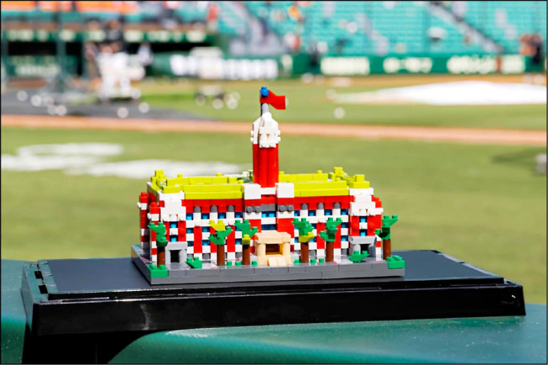 亞太球場迎中職首戰 獅迷賴清德親臨 贈送總統府模型