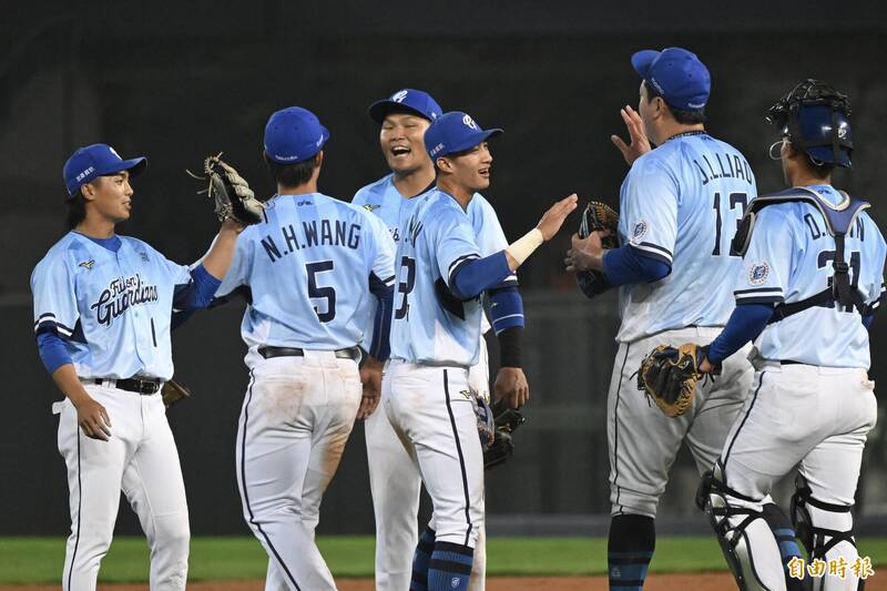 中職》不一樣了！富邦狂敲17安打爆兄弟奪首勝 張育成霸氣喊話