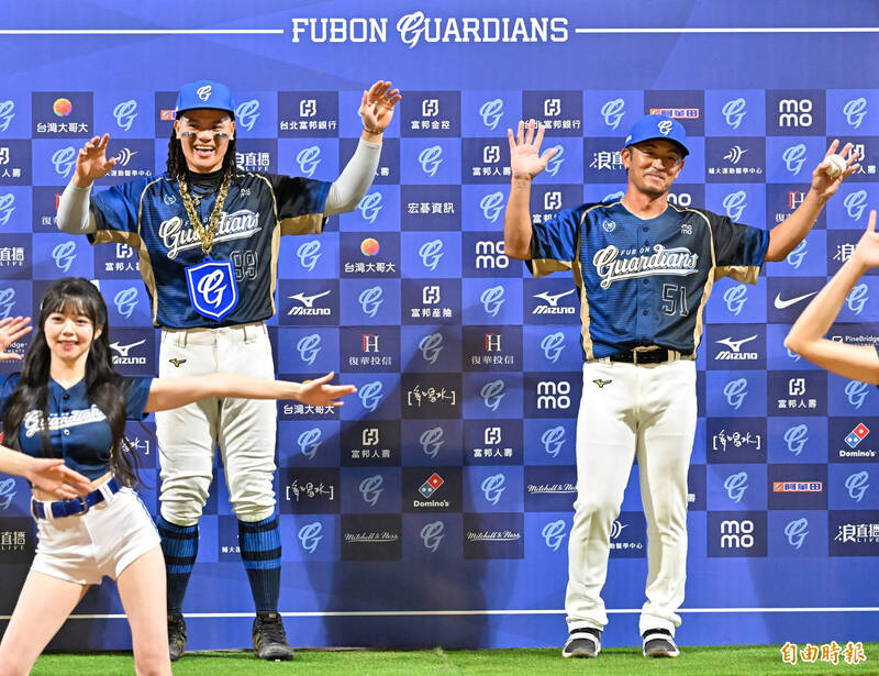 中職》賽後與總教練後藤光尊跳舞 張育成：可以多跳一點