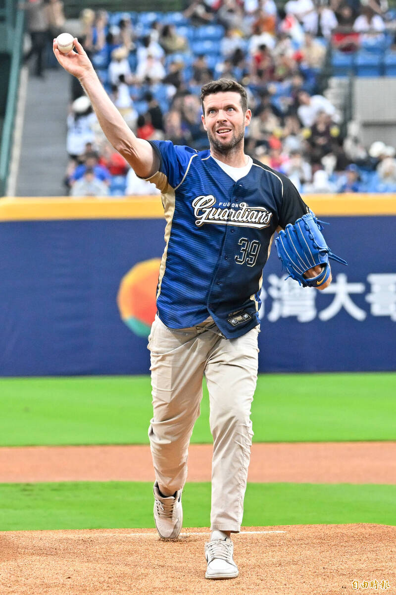 中職》羅力為新莊本季首戰開球  罕見投出超級挖地瓜球