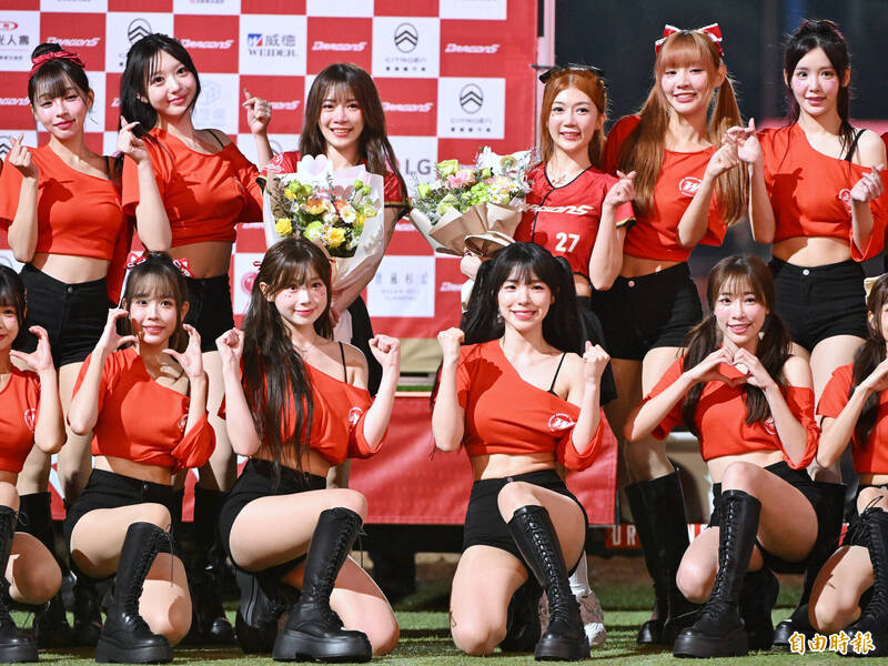 圖輯》最後一舞！小龍女全員淚灑球場 味全龍逆轉勝劃下完美句點