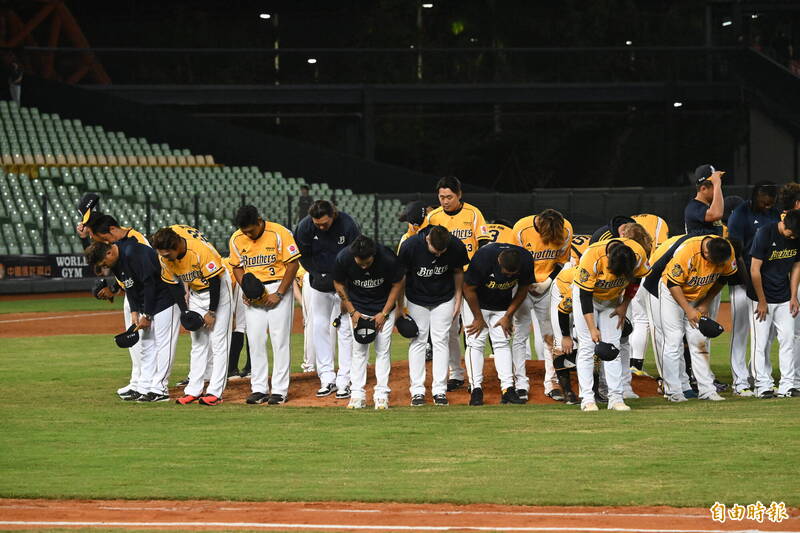 中職》兄弟開季僅1勝陷低潮 隊長王威晨喊話、與學弟互相討論