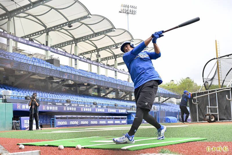 中職》引退賽發威！林哲瑄首打席敲安跑回追平分 新莊城堡陷瘋狂