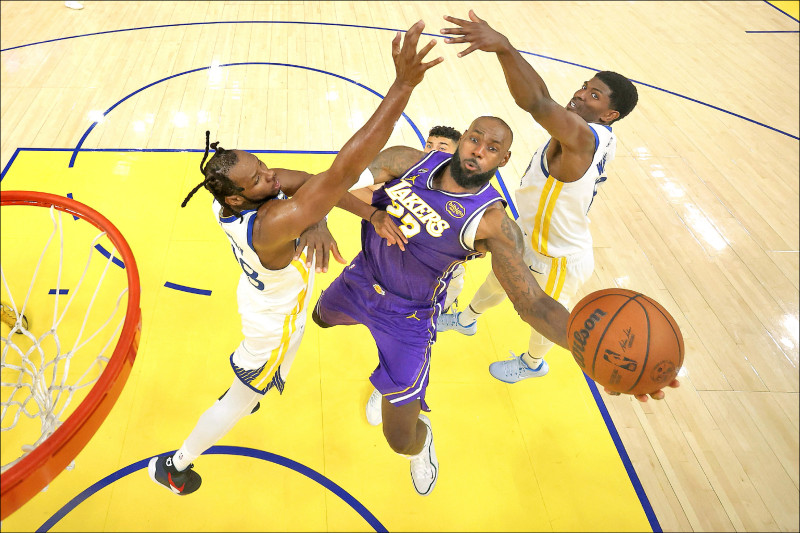 接到布朗尼助攻 詹姆斯灌出名堂