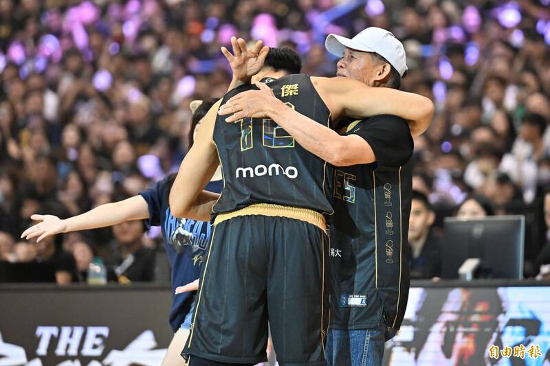 PLG》父親在引退賽開球林志傑感動落淚 半場打完勇士暫落後