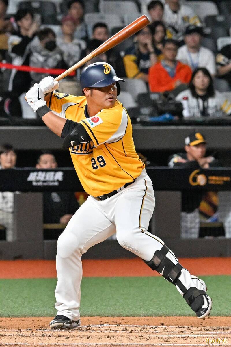 中職》突破「兄弟殺手」！陳俊秀開砲、兄弟首局得分荒終結