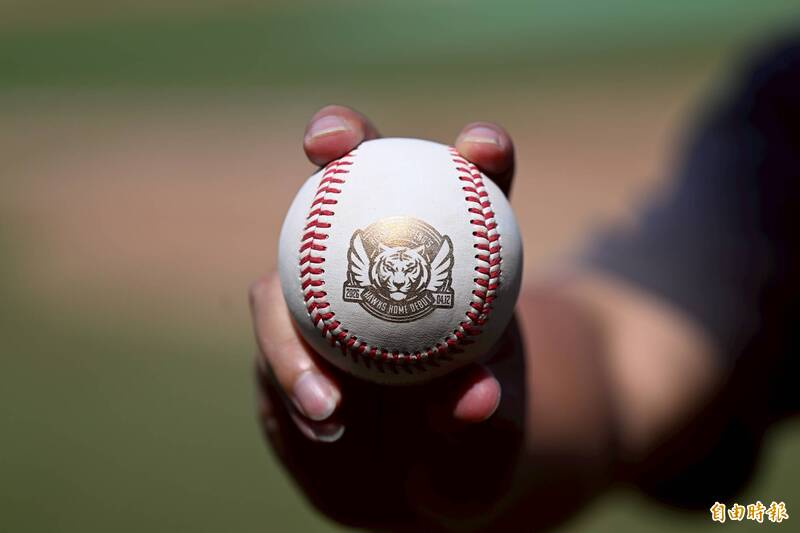 中職》好有心！黃子鵬澄清湖主場初登板  特殊比賽用球亮相