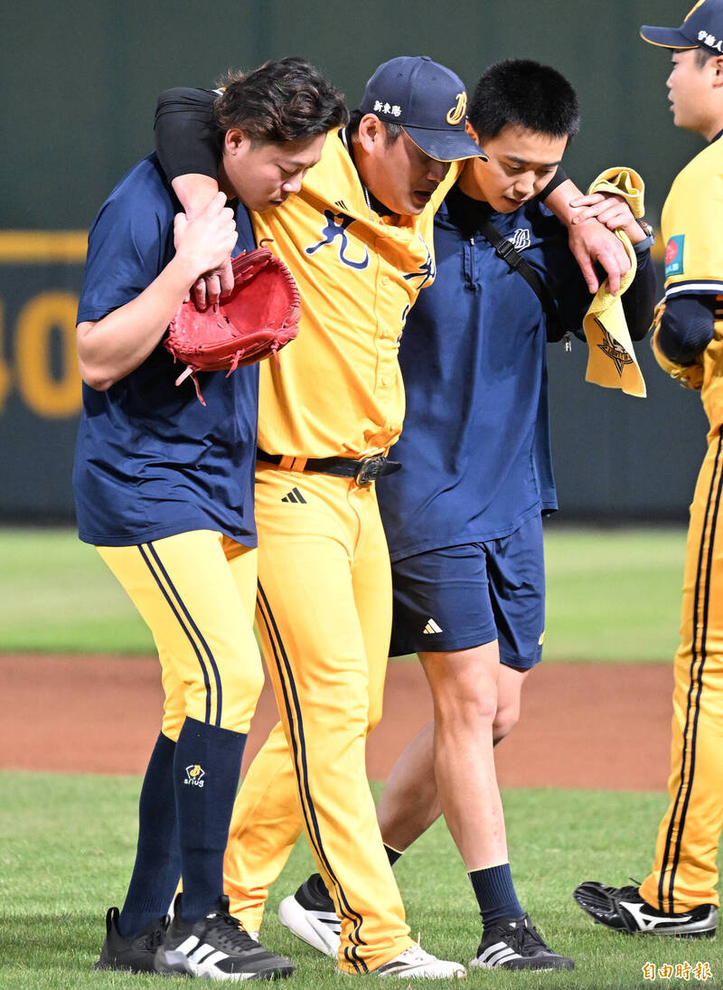 中職》江忠城挨強襲球冰敷治療 監督談陳冠穎臨時解危