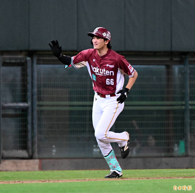 中職》撿到史上最年輕首轟滿貫紀念球 台鋼球迷超大方