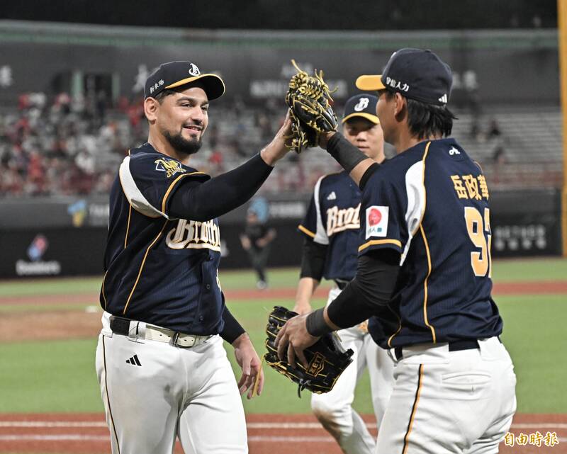 中職》勝騎士強投+岳政華豪打  兄弟躲過尷尬紀錄